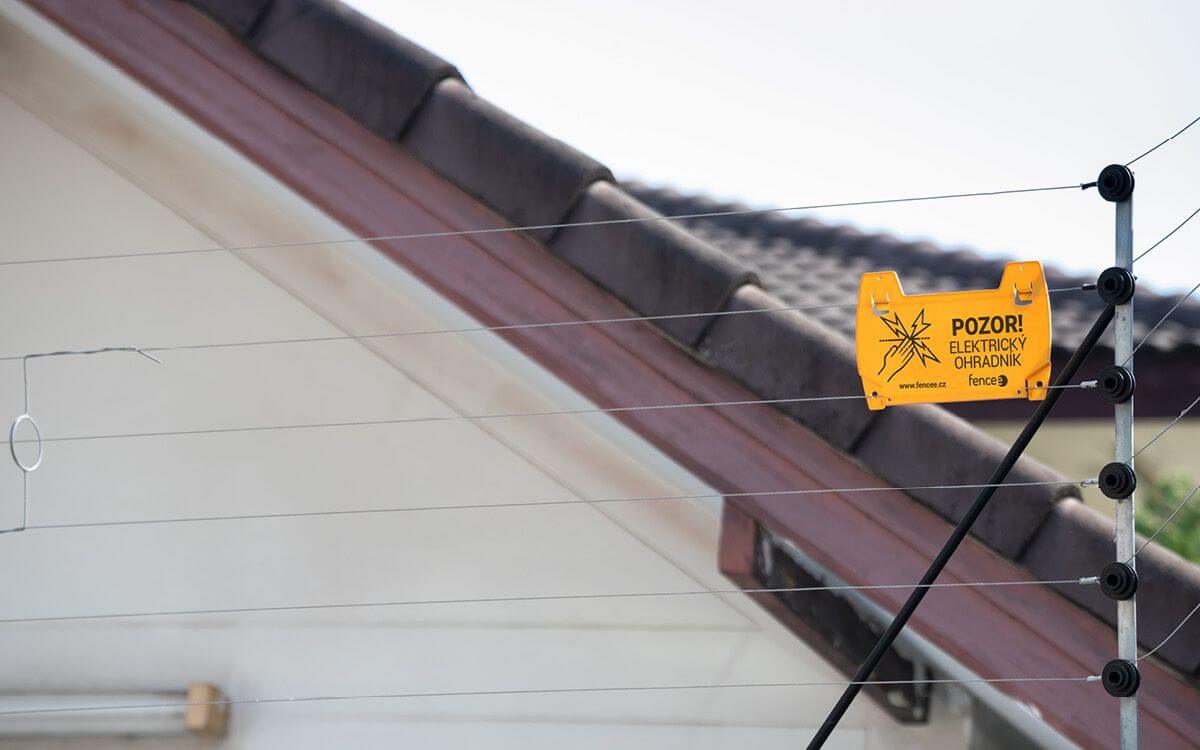 Elektrický ohradník s pachovým ohradníkom ako skvelá kombinácia na ochranu majetku