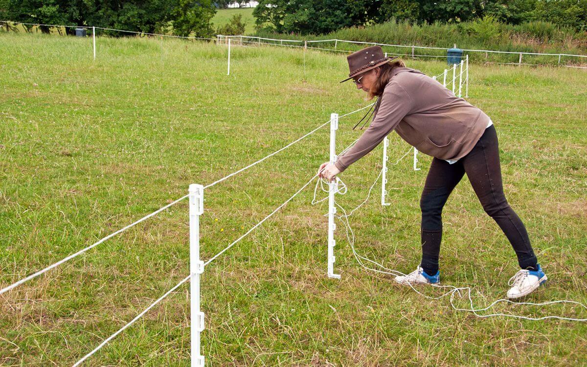 Výstavba elektrického ohradníka: Tipy a triky pre jednoduchšiu a efektívnejšiu inštaláciu