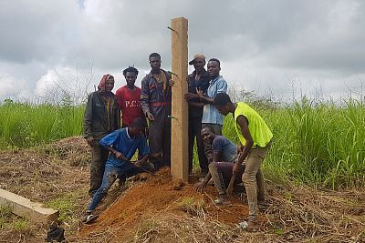 Projekt elektrickej zábrany proti slonom s plotom v Afrike