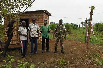 Projekt elektrickej zábrany proti slonom s plotom v Afrike