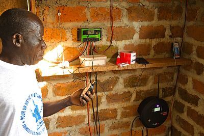 Projekt elektrickej zábrany proti slonom s plotom v Afrike