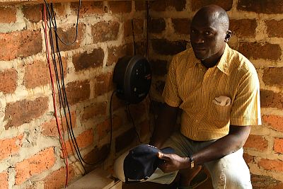 Projekt elektrickej zábrany proti slonom s plotom v Afrike