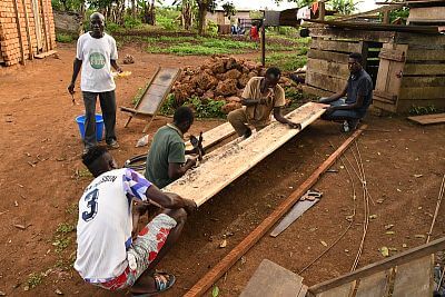 Projekt elektrickej zábrany proti slonom s plotom v Afrike